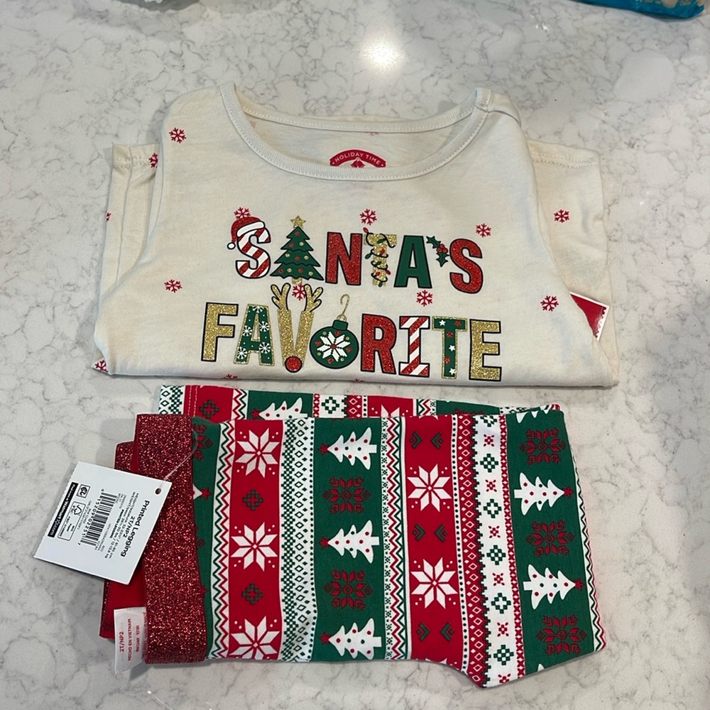 SANTA FAVORITE. Long sleeve shirt and pants set for little girl.
